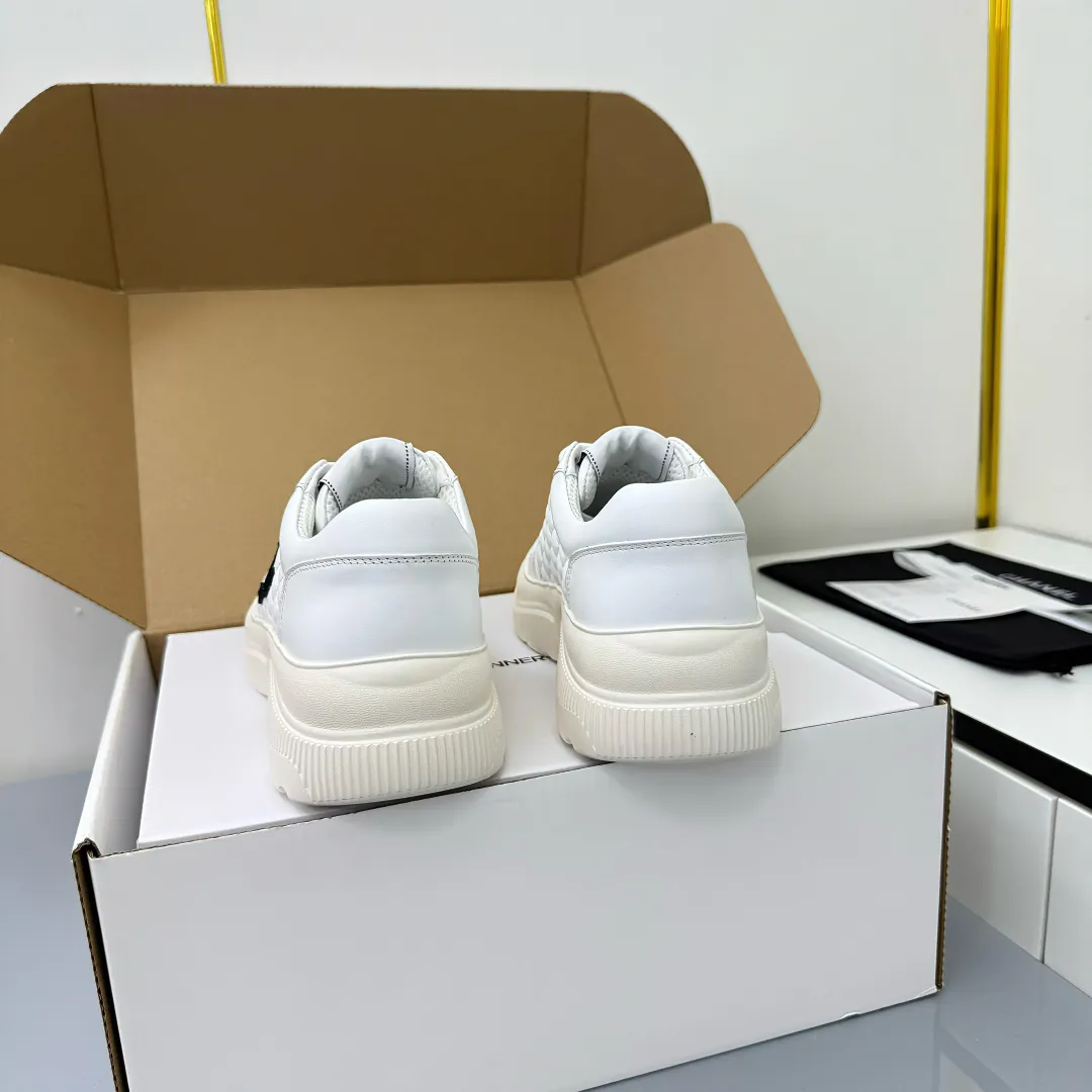 👟👟Ex-factory price 620👟👟 Chanel bread shoes ~ original calfskin panda shoes Chanel 25C latest hot style panda black and white sports shoes casual sneakers Xiaoxiang hot item classic black and white panda color coco girls must pay Fabric: original custom mixed sheepskin lining: original imported breathable mesh lining outsole: Original molded rubber + TPU combination Size: Women's 35-41